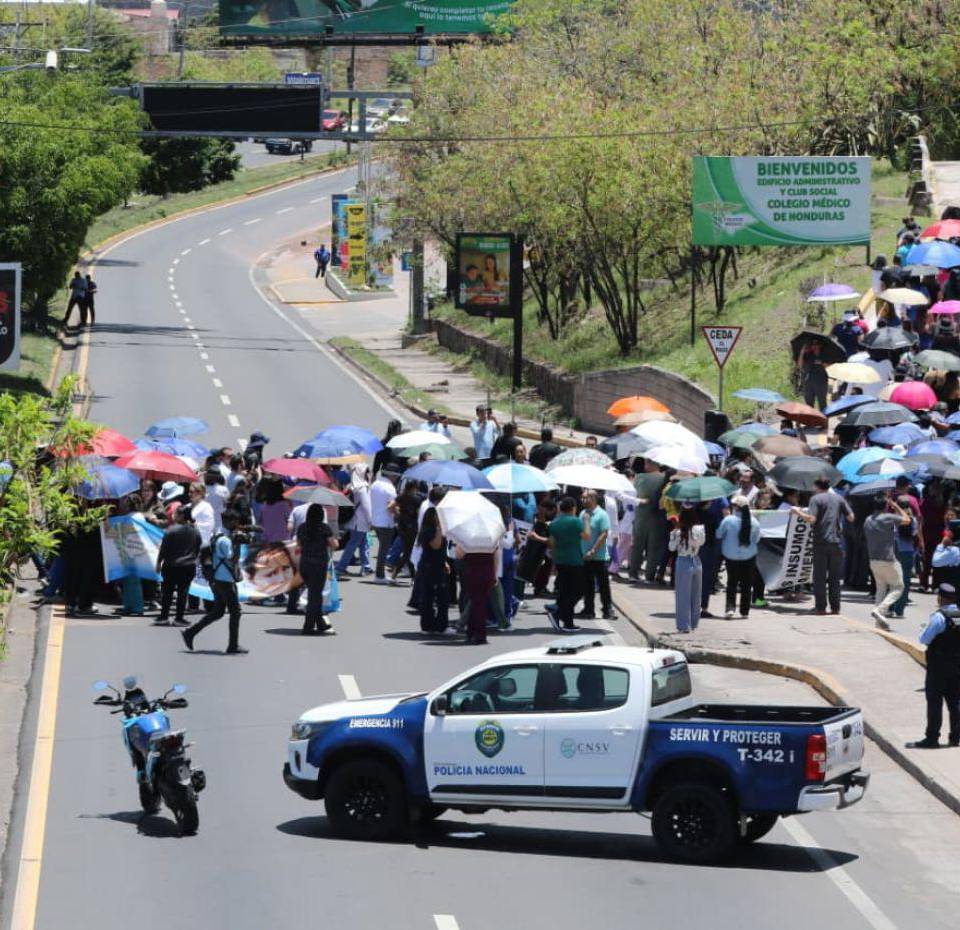 Los médicos de la Secretaría de Salud llevan tres semanas de protesta por el despido de más de 400 galenos.