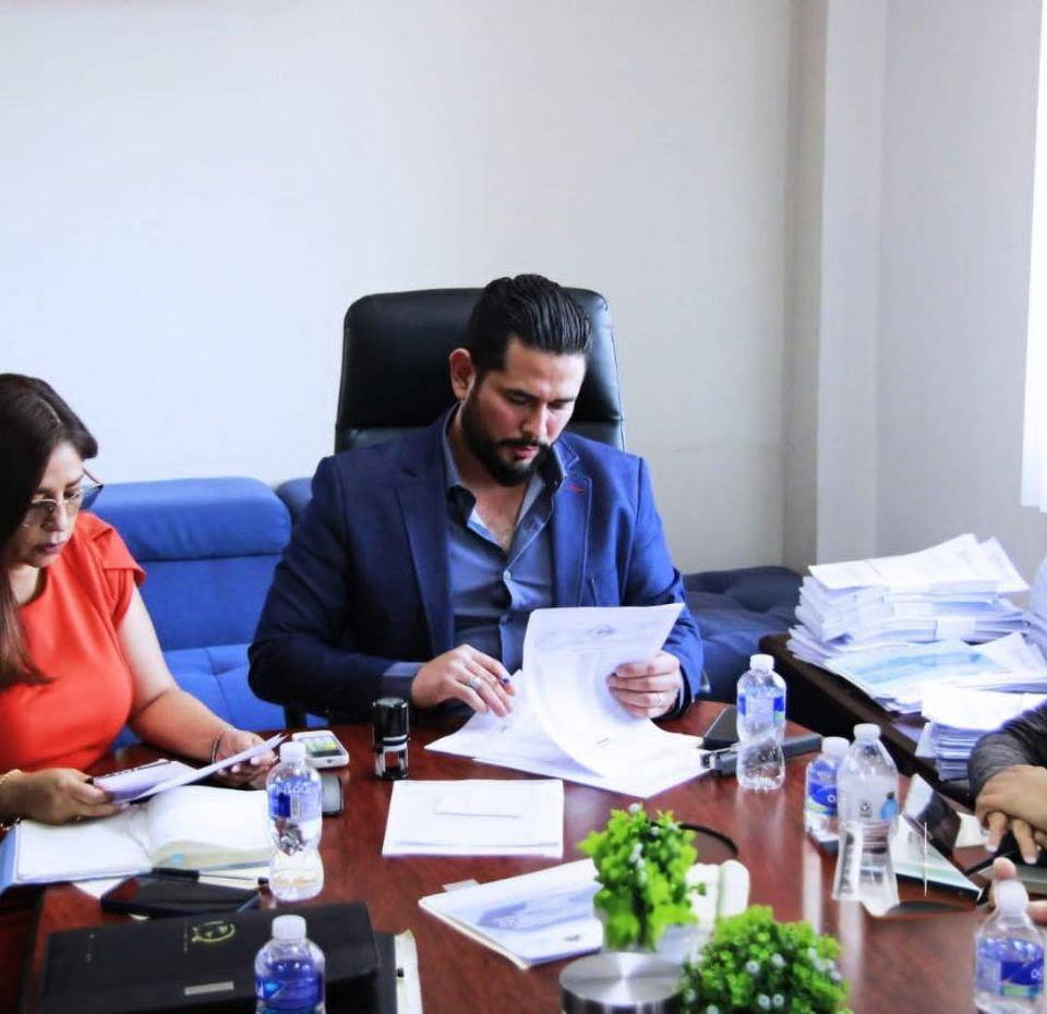 El viceministro de Salud, Miguel Castillo, se reunió el martes con representantes del CMH para conformar una mesa técnica que revisará caso por caso de los médicos que fueron despedidos.