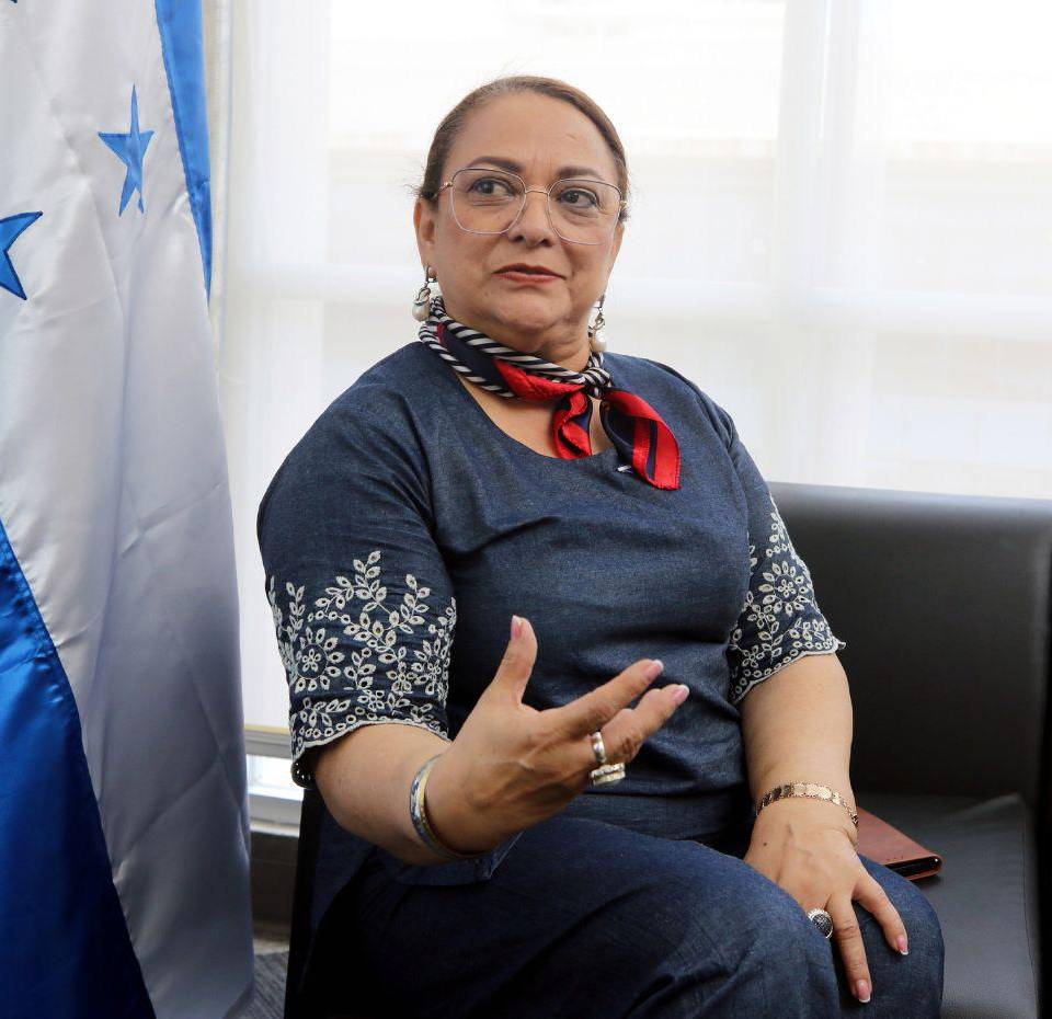 EL HERALDO conversó con la ministra de Educación Arely Argueta sobre las supuestas irregularidades del concurso docente.