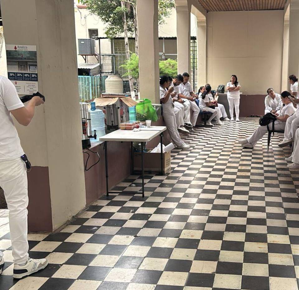 En el Hospital General San Felipe, las y los enfermeros se apostaron en los pasillos del centro asistencial-