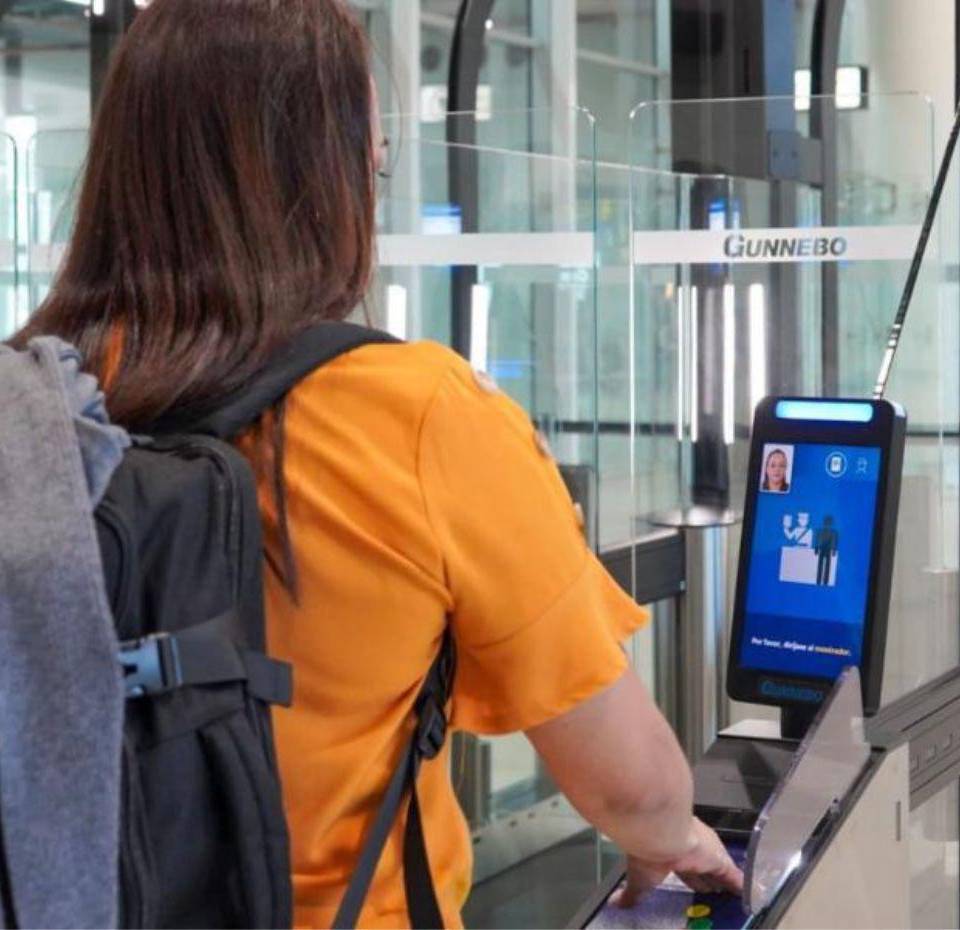 Los modernos dispositivos permitirán que los hondureños mayores de 21 años realicen sus control migratorio más rápido.