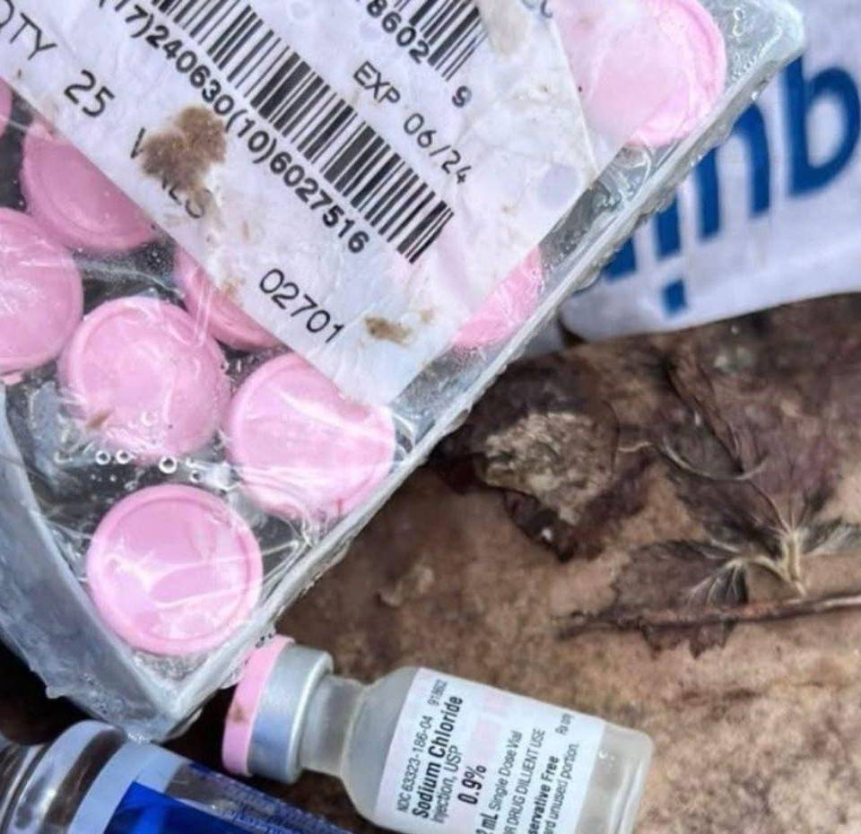 Gran parte de los medicamentos encontrados en la bodega de la Sesal están vencidos y a la intemperie.