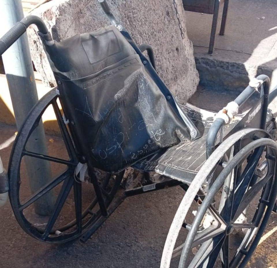 La mayoría de las sillas de ruedas están en mal estado y son desechadas, las pocas que están en uso están amarradas con alambres, denunciaron.