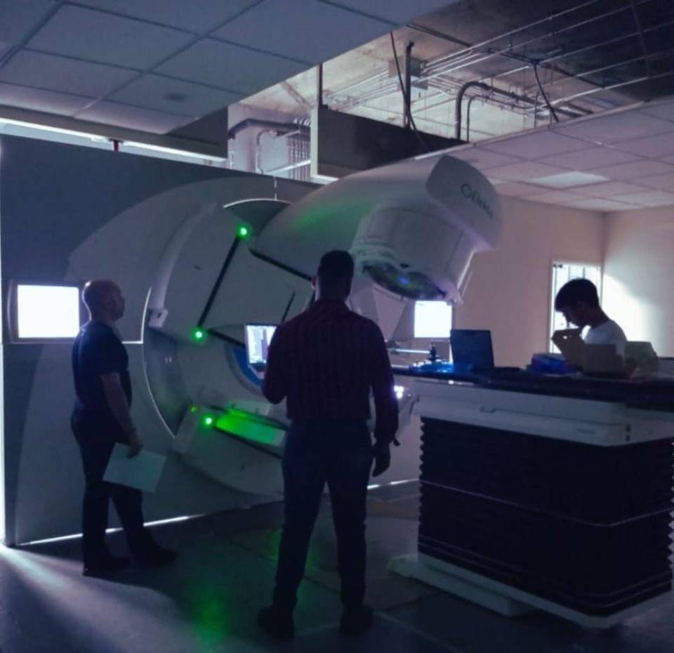 Personal técnico y expertos en equipo médico instalan el acelerador lineal que atenderá hasta 140 pacientes diarios.