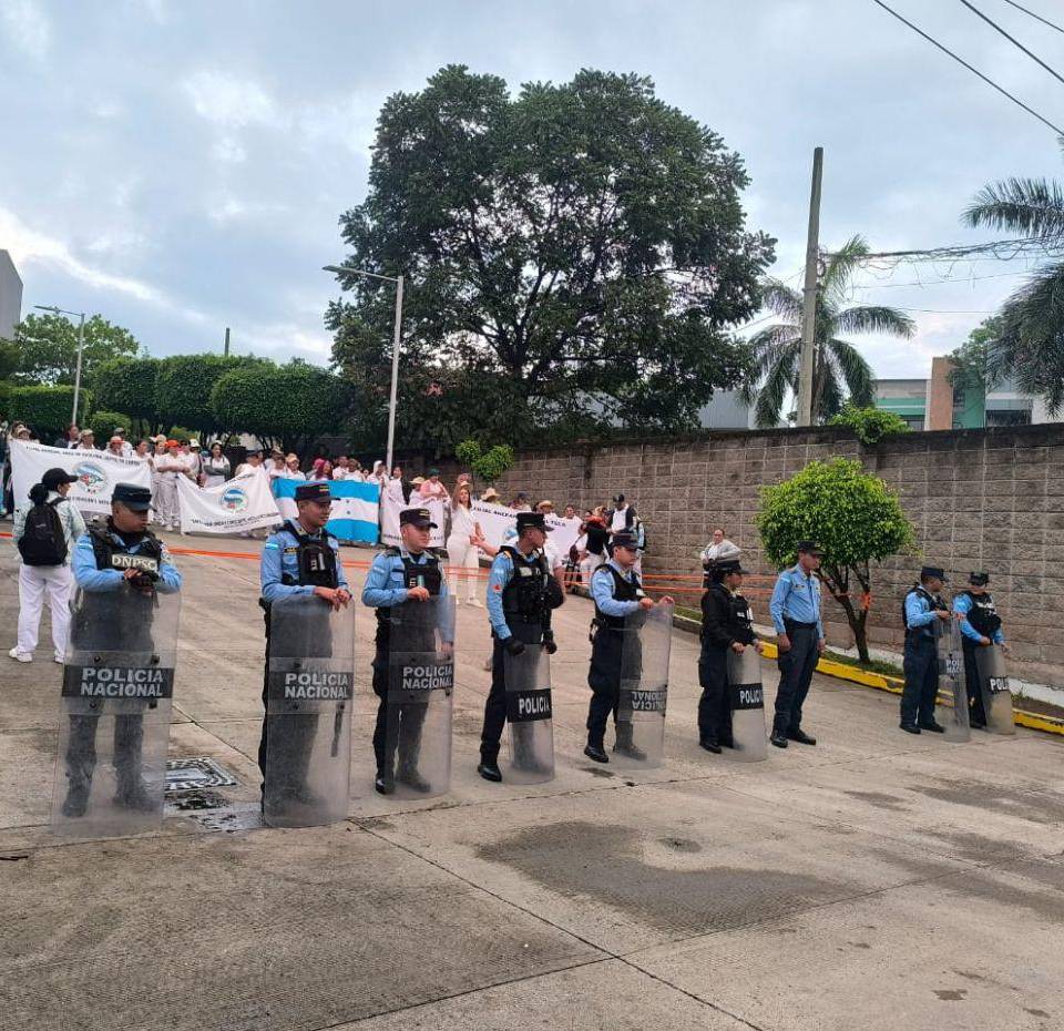 Las enfermeras obstaculizaron el ingreso de vehículos al Centro Cívico Gubernamental.