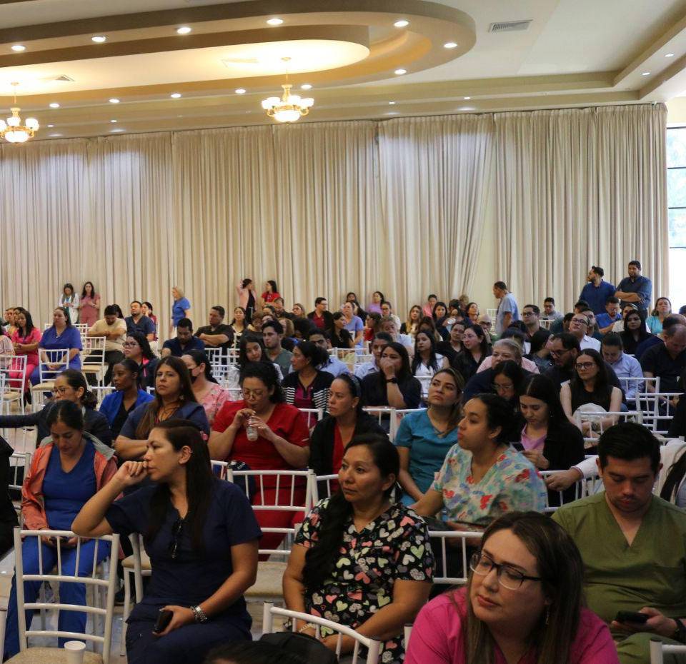 El gremio médico por unanimidad aprobó continuar con las asambleas informativas mientras no se le pague el salario atrasado a todos los galenos.