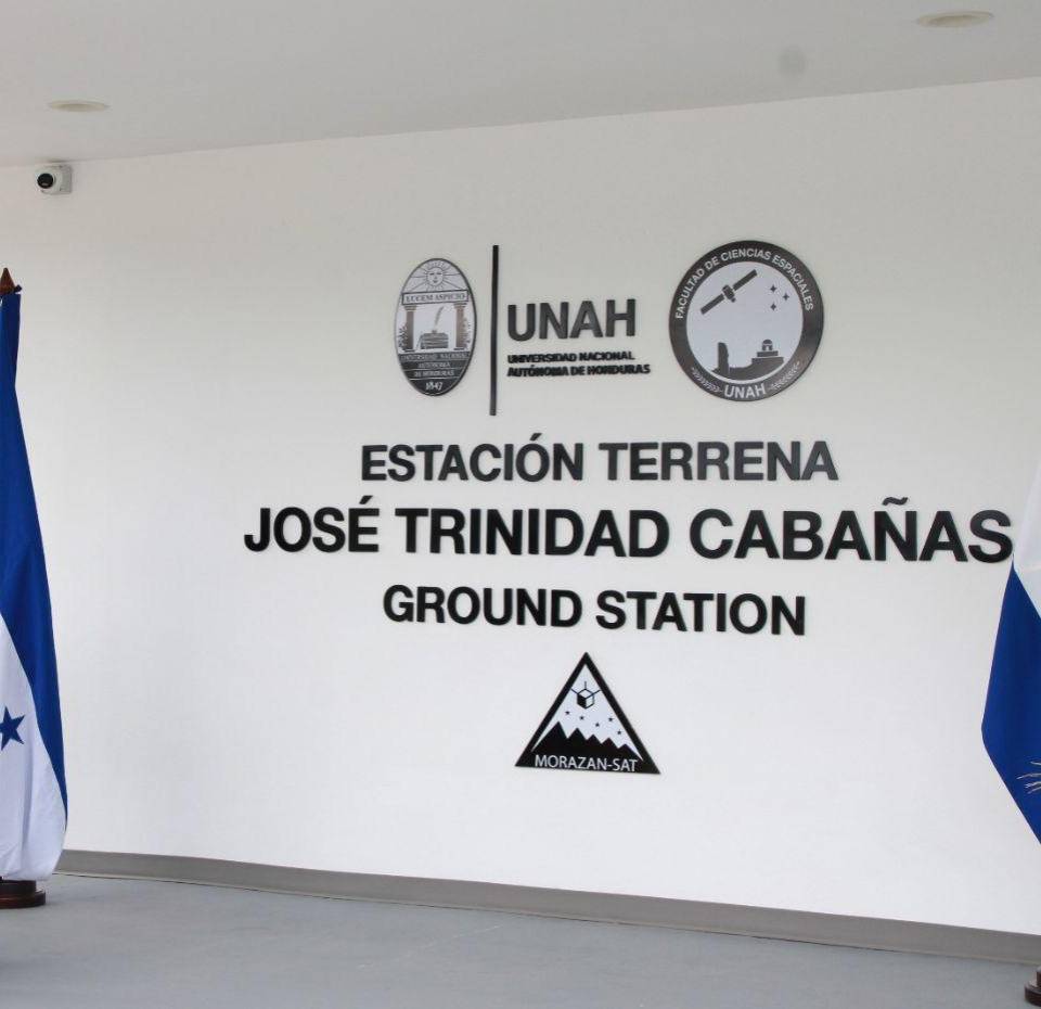 Las autoridades de la UNAH inauguraron la estación terrena, la cual recibirá la información que capte el satélite.