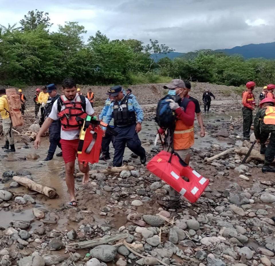 Personal de socorro de los Bomberos y de Copeco realizaron la búsqueda de un menor que fue arrastrado por la corriente de un río en Intibucá.