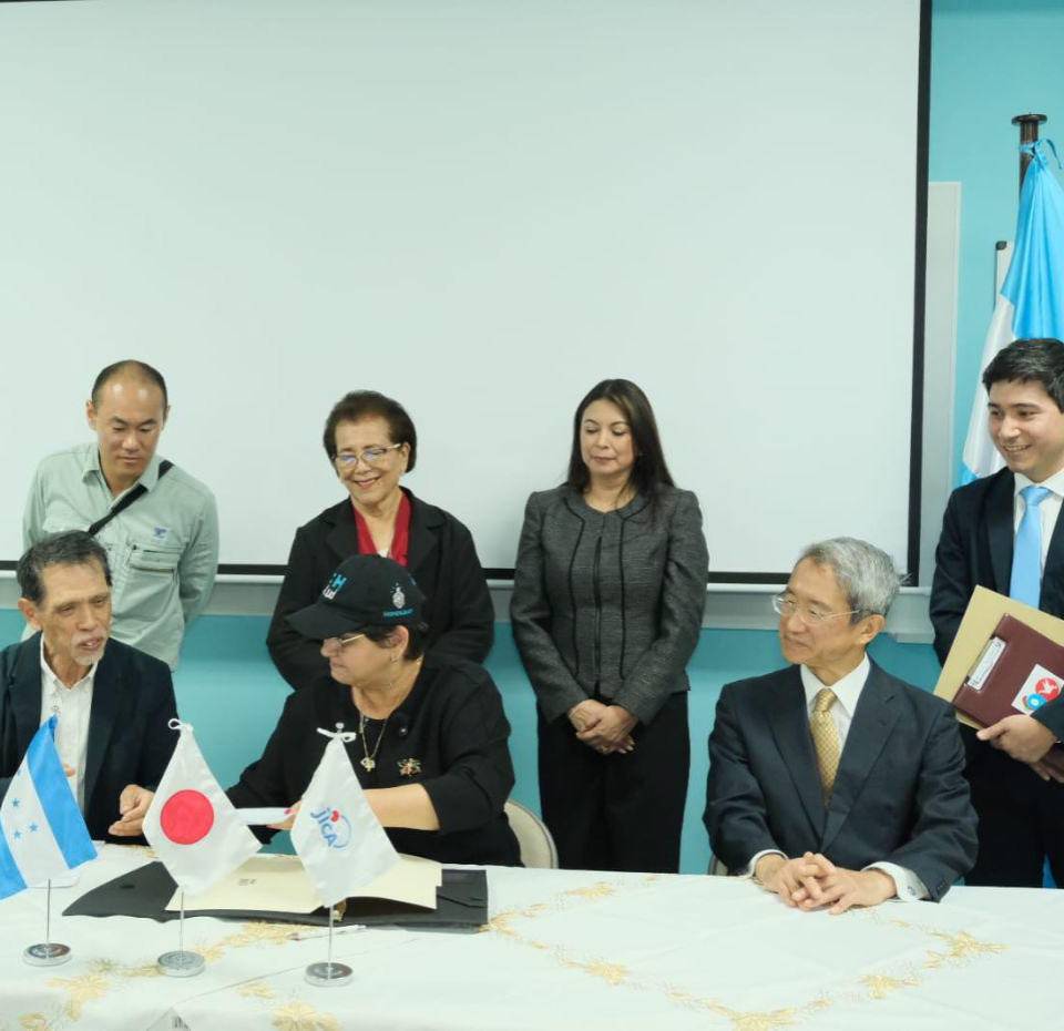 Las autoridades de la Secretaría de Salud de Honduras y diplomáticos de Japón estuvieron presentes durante la entrega del edificio.