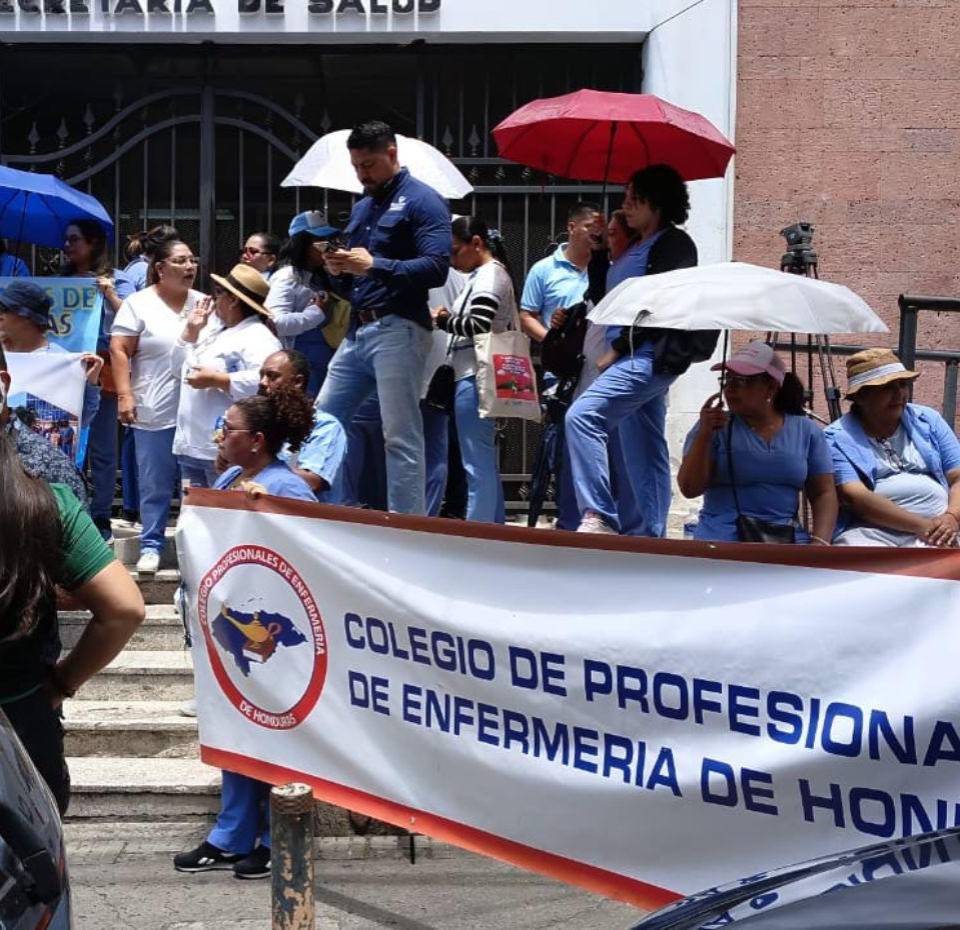 Enfermeras profesionales protestaron este viernes frente a las instalaciones de la Secretaría de Salud, ubicadas en el centro de Tgeucigalpa.