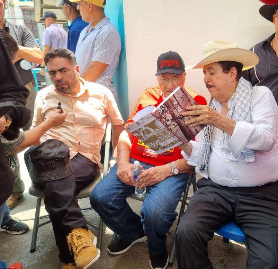 El expresidente Manuel Zelaya habló de su libro durante las movilizaciones del 1 de mayo.