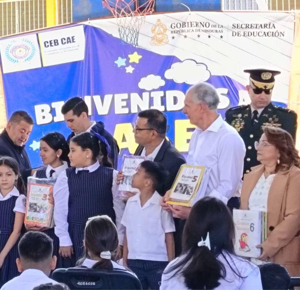 El presidente Nasry Asfura y la ministra de Educación, Arely Argueta, inauguraron el año escolar y entregaron libros a los estudiantes del Centro de Educación Básica Centroamérica.