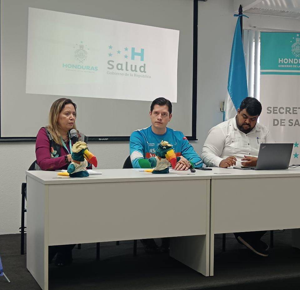 La jefa del PAI, Xiomara Erazo; el viceministro de Salud, Brian Erazo y Gilberto Ramírez, jefe de la Región Sanitaria de Distrito Central lanzaron la campaña de vacunación.