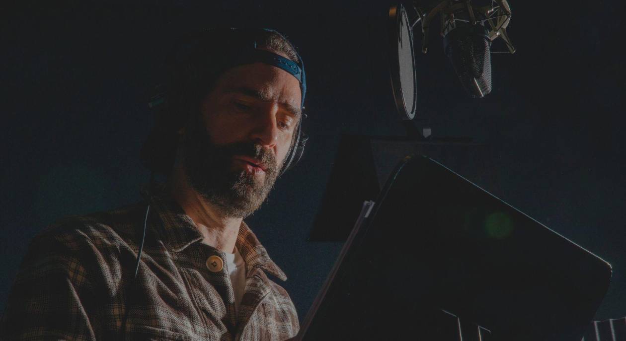 Phil Hanley enfrenta su dislexia al grabar su autobiografía