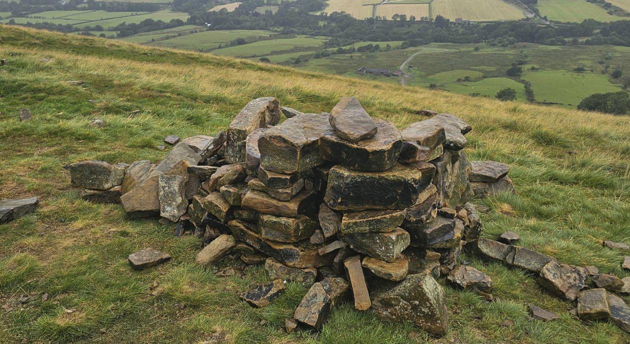 Conservacionista derriba pilas de piedras en Mam Tor para proteger entorno