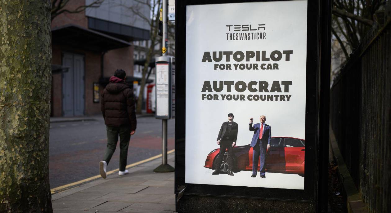 Sátira política y vandalismo crecen en Europa contra Elon Musk y Tesla
