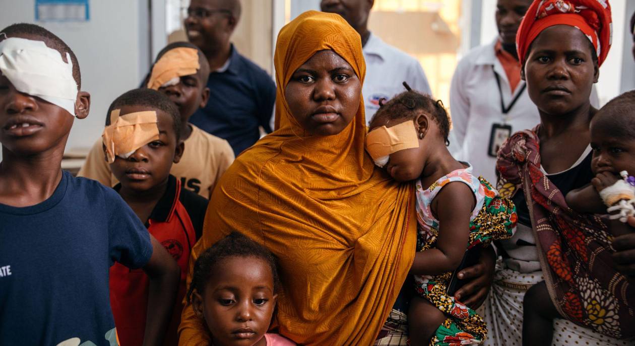 Médicos salvan la vista de niños en Mozambique
