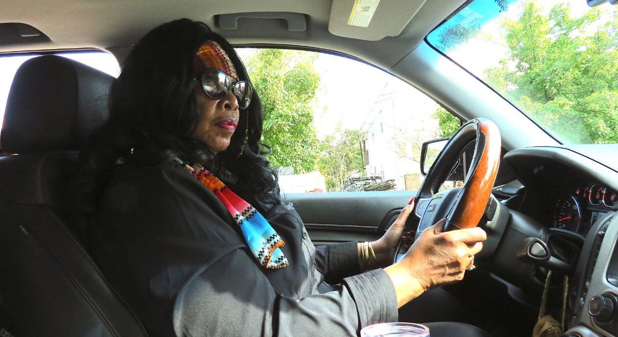 El enigma de Q Lazzarus: La artista detrás de “Goodbye Horses” revelada