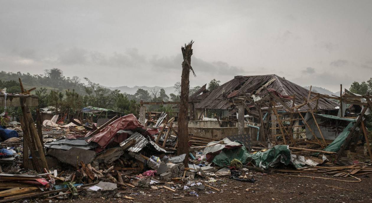 Estudiar medicina entre bombas y víboras, la vida de los jóvenes en Myanmar
