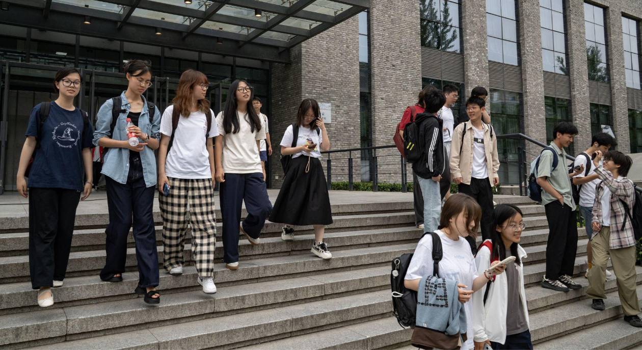 China lanza visa para atraer talentos científicos; enfrenta resistencia social