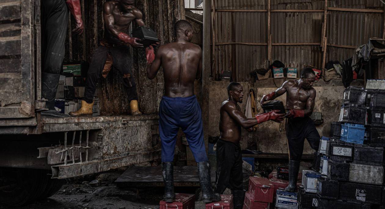 Mientras abastece a la industria automotriz estadounidense, plomo tóxico envenena a miles