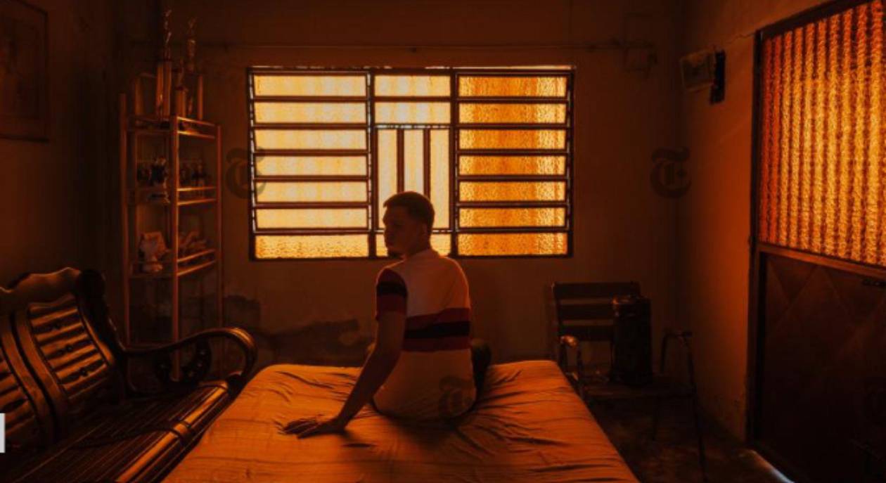 Exdetenidos describen abusos en prisión salvadoreña tras ser enviados por EE UU