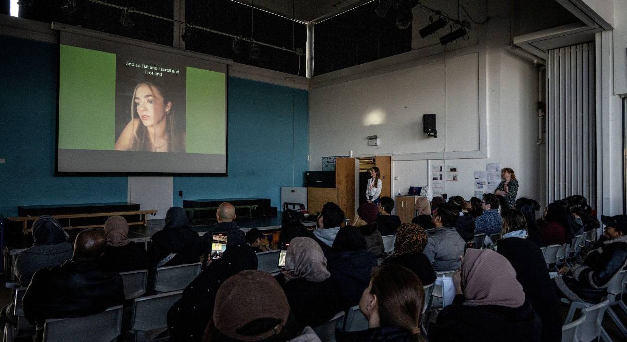 Miles de padres en Reino Unido se unen para evitar el uso de smartphones en niños​