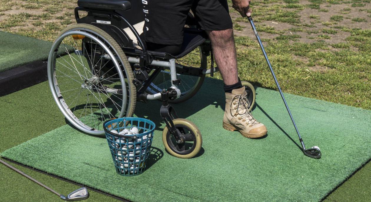 Soldados amputados tras guerra en Ucrania hallan en el golf terapia y esperanza