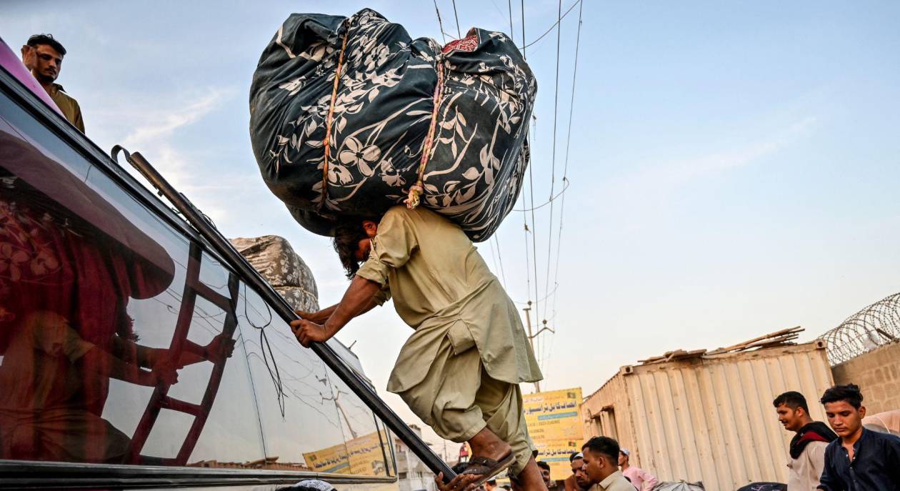 Pakistán expulsa a miles de afganos, poniendo en riesgo a familias casadas