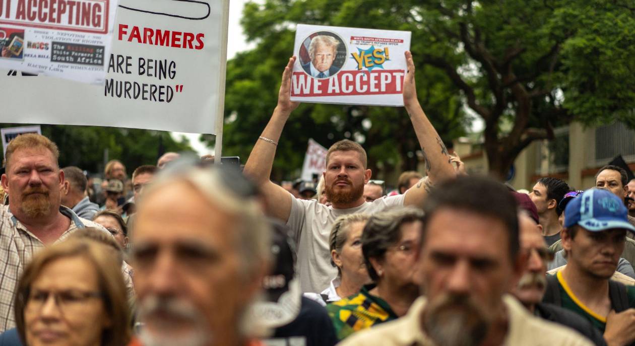 Trump prioriza refugiados afrikáneres mientras bloquea a otros solicitantes