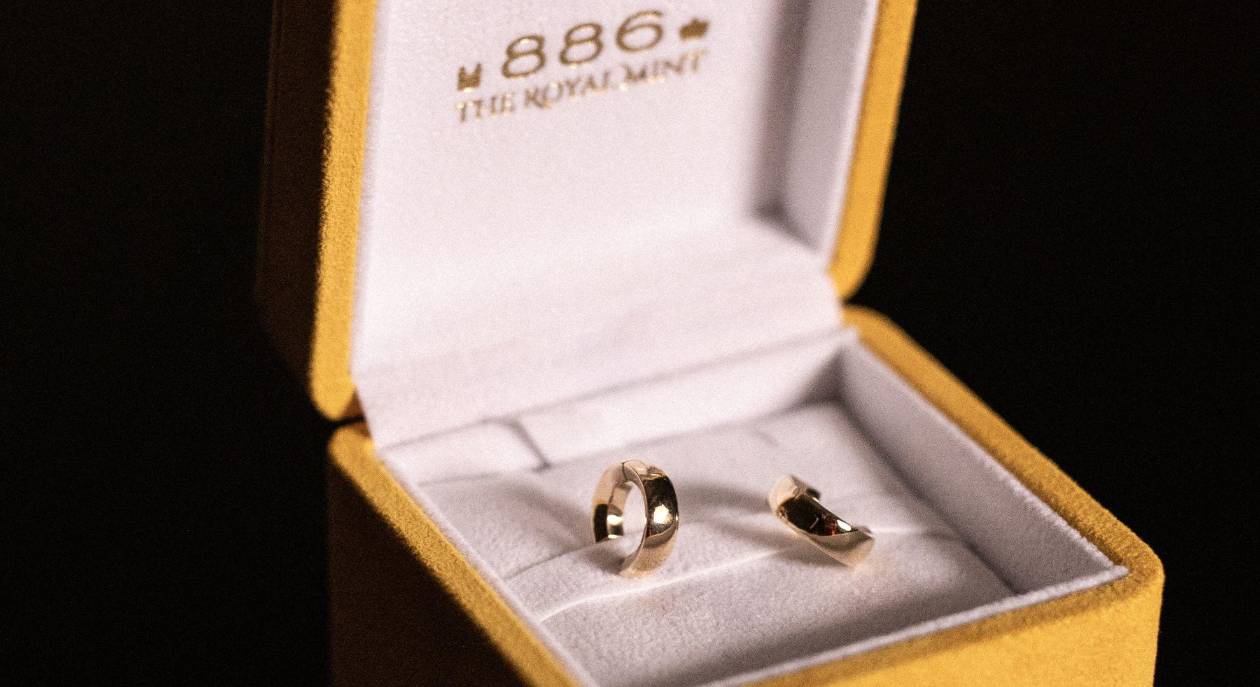 Royal Mint recicla oro de desechos electrónicos para crear joyas de lujo