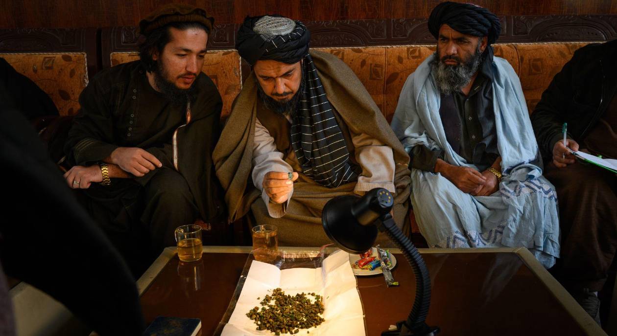 Talibanes recurren a las gemas para revivir la economía de Afganistán