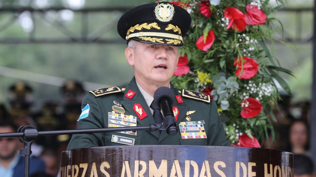 Roosevelt Hernández se declara político y humilla a oficiales en reunión castrense