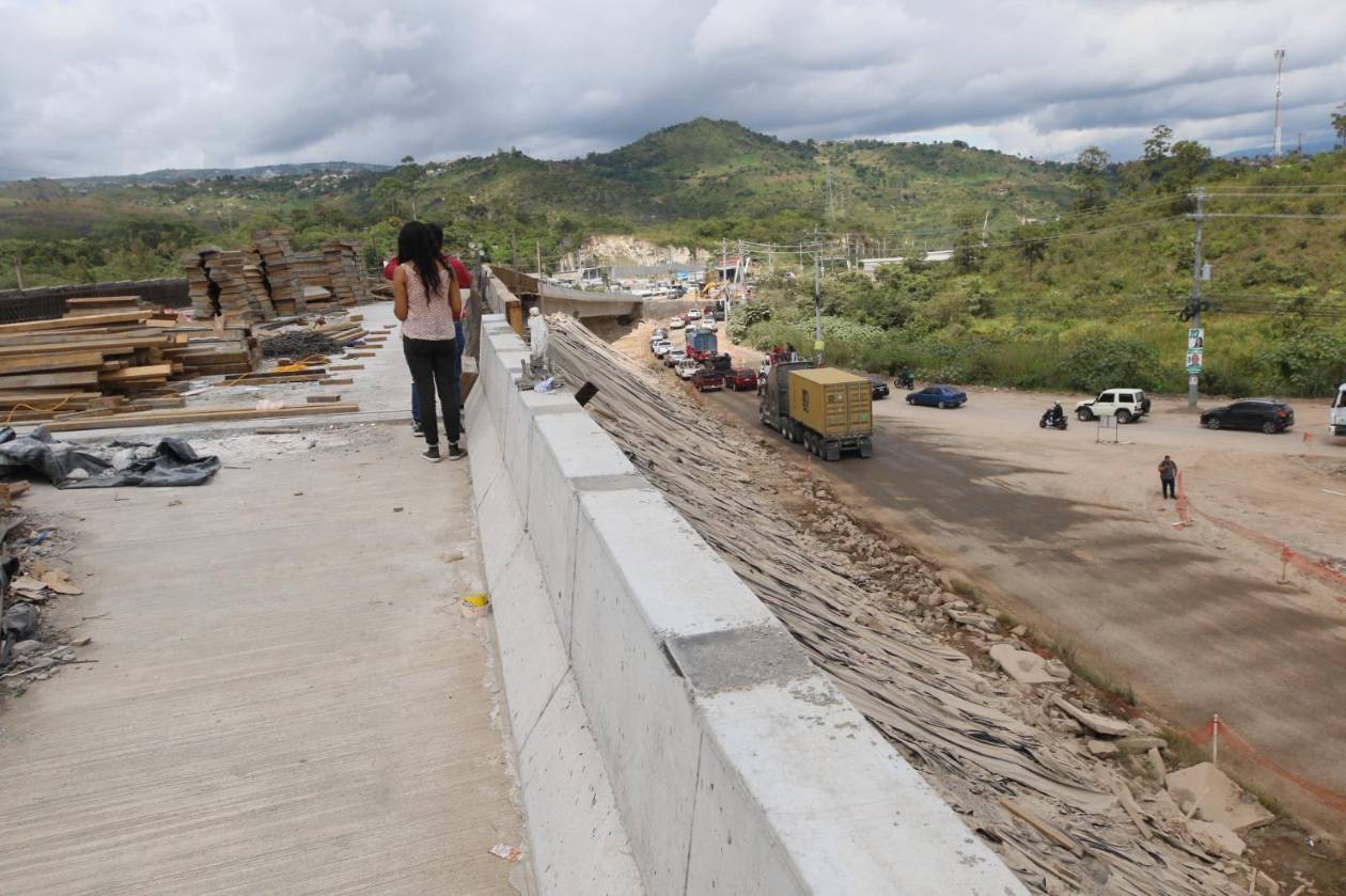 Obras en Tegucigalpa avanzan a paso lento y aumentan el tráfico vial