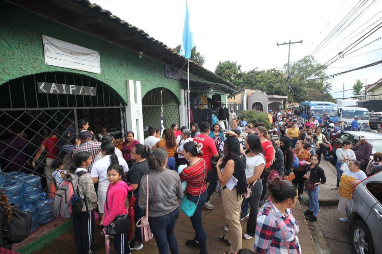 Siguen largas filas por polémico bono climático: desconocen por qué reciben ayuda