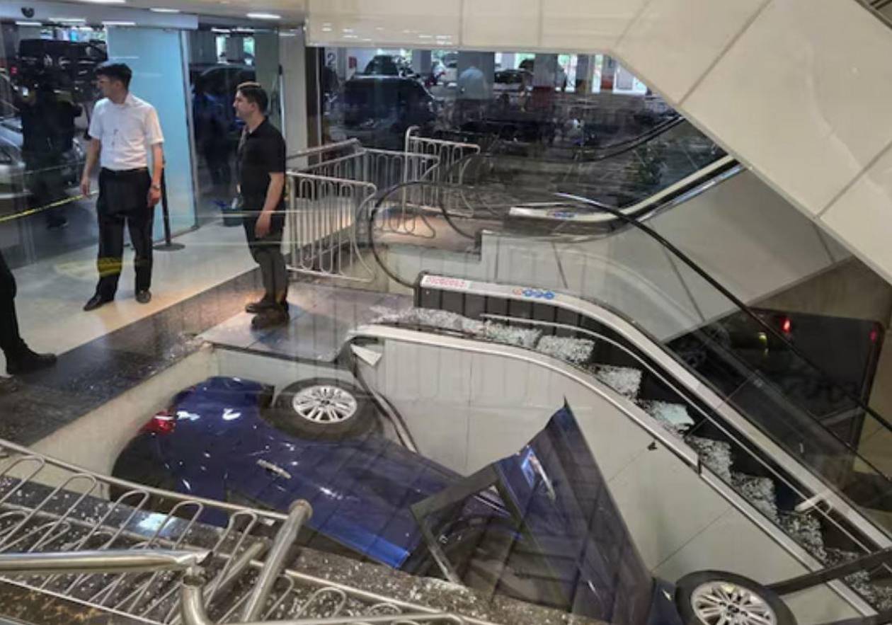 Auto cae accidentalmente sobre escalera eléctrica de centro comercial en Paraguay