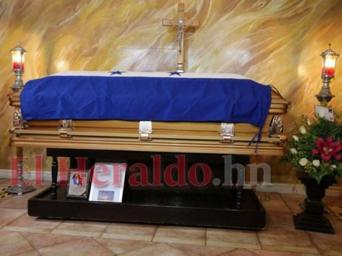Trasladan restos de Chelato Uclés a funeraria Espíritu Santo en Tegucigalpa