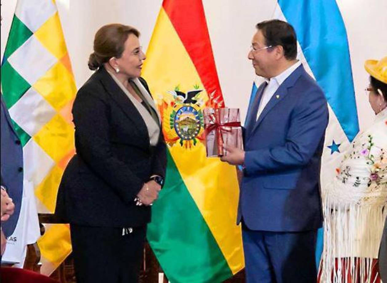 Xiomara Castro regala libro El golpe 28J a presidente de Bolivia durante su visita