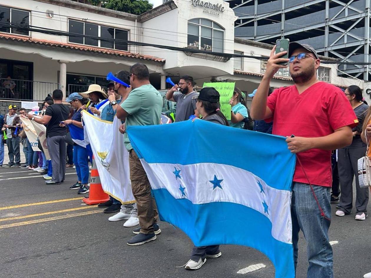 Médicos descentralizados protestan frente a Casa Presidencial exigiendo su pago