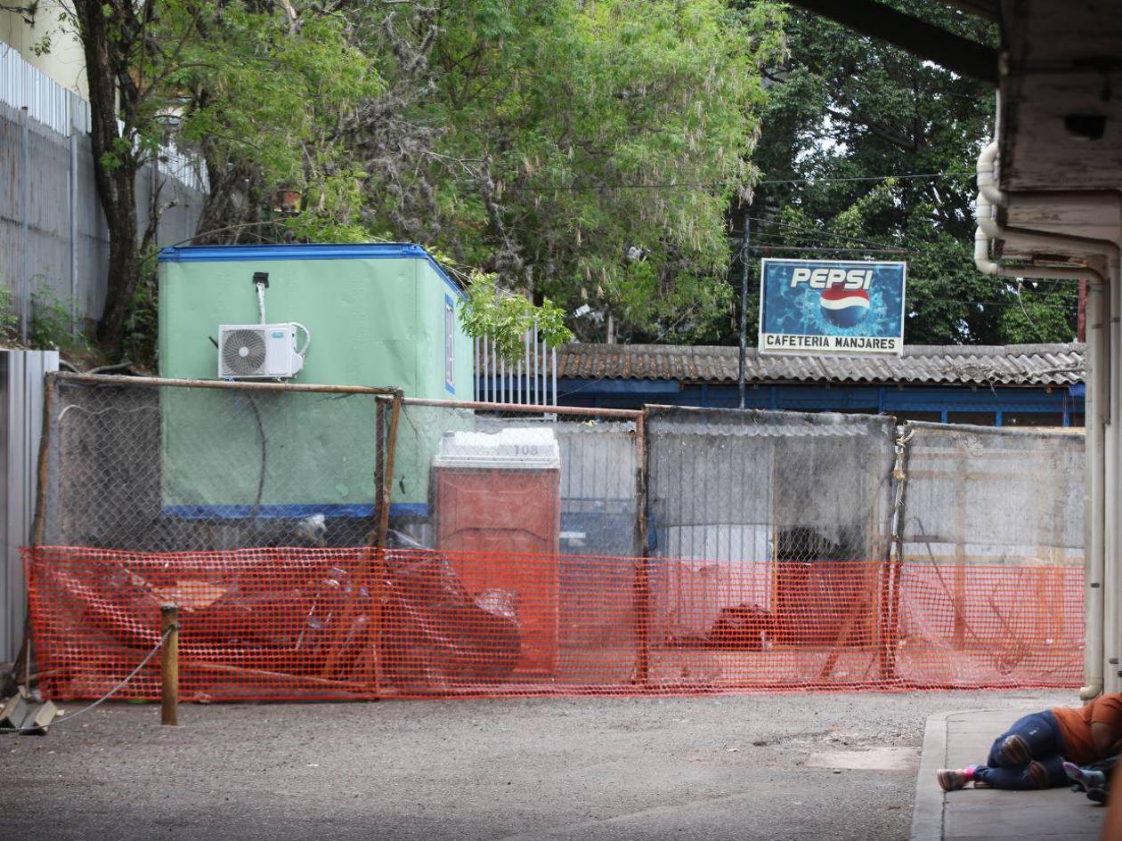 Inhabilitan áreas de estacionamiento en el Hospital Escuela por remodelación