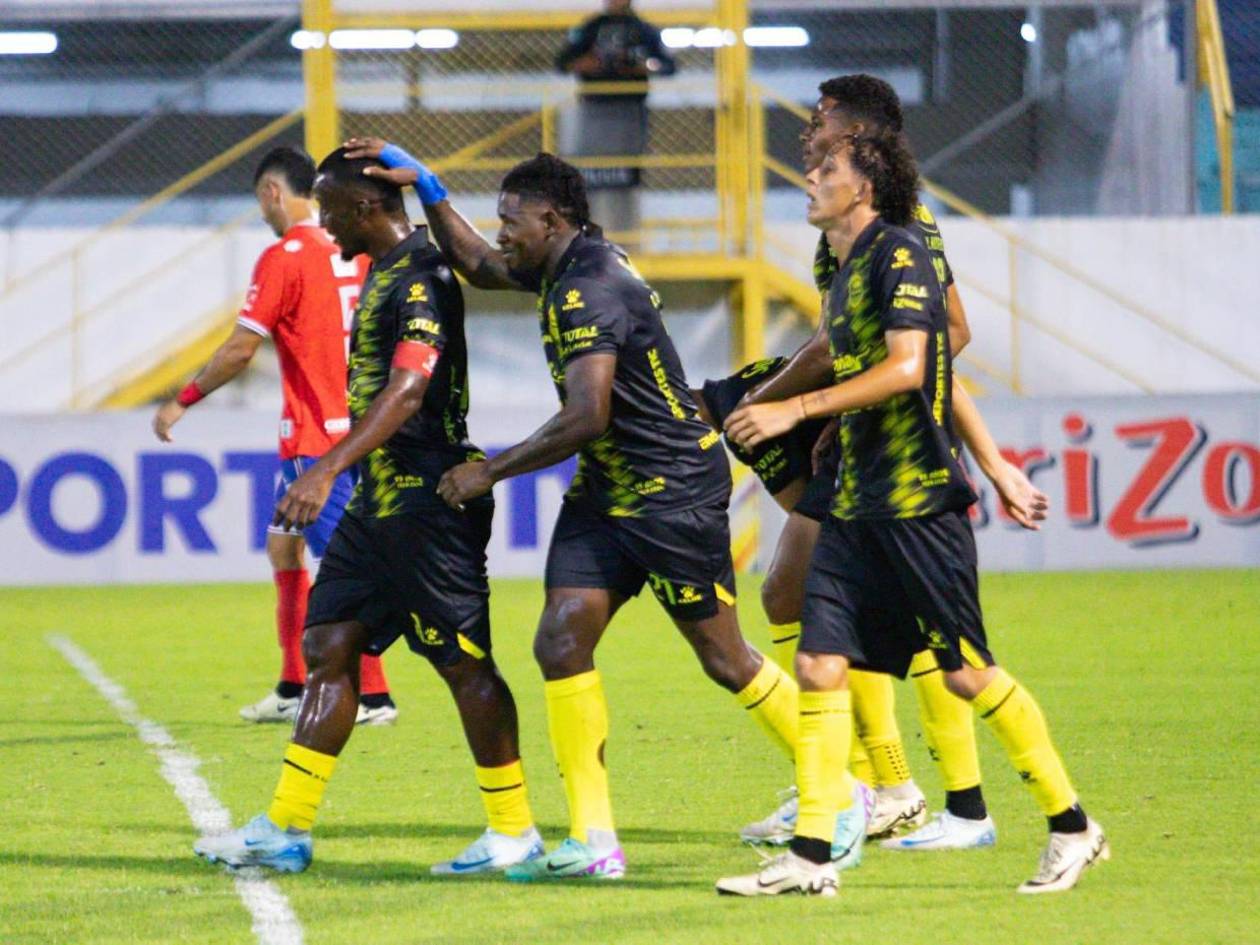 Real España inicia juegos de pretemporada derrotando al Xelajú de Guatemala