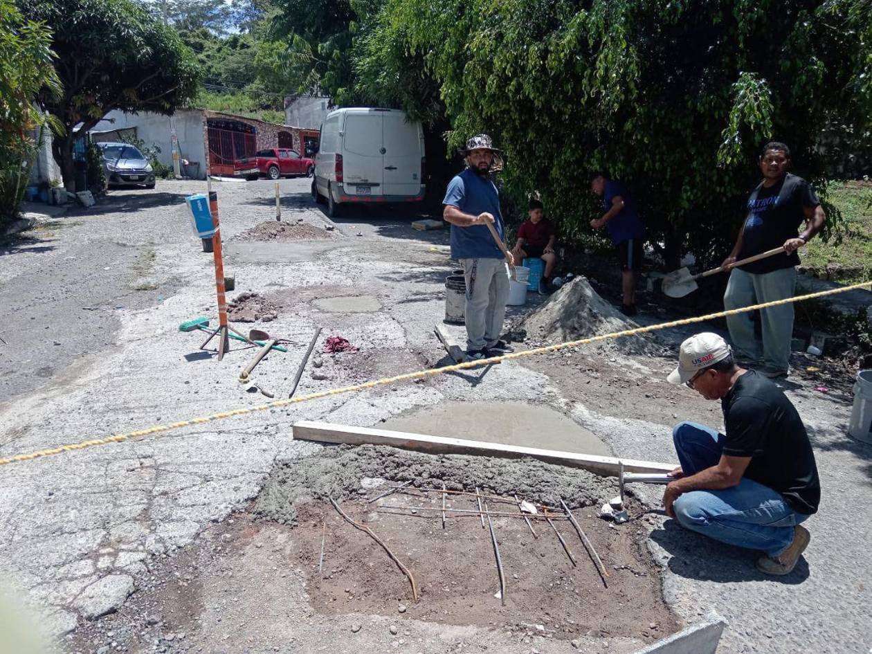 Vecinos de la Cerro Grande reparan calle abandonada por la Alcaldía de Tegucigalpa