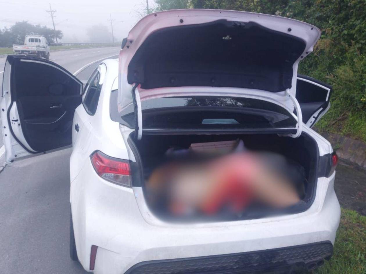 Dentro de un carro hallan a dos personas muertas en la carretera CA- 5