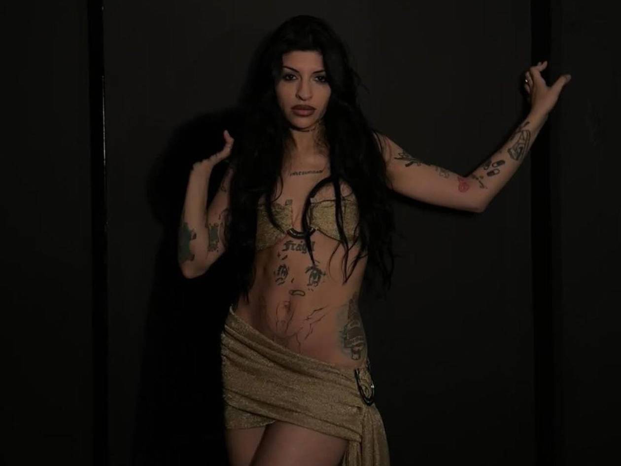 Cazzu presenta libro que revoluciona con feminismo la música y el perreo