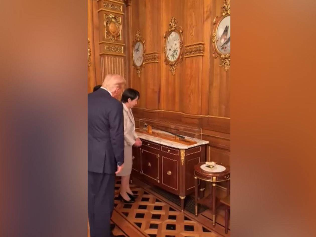 Primera ministra japonesa entrega a Trump el palo de golf de Shinzo Abe fallecido