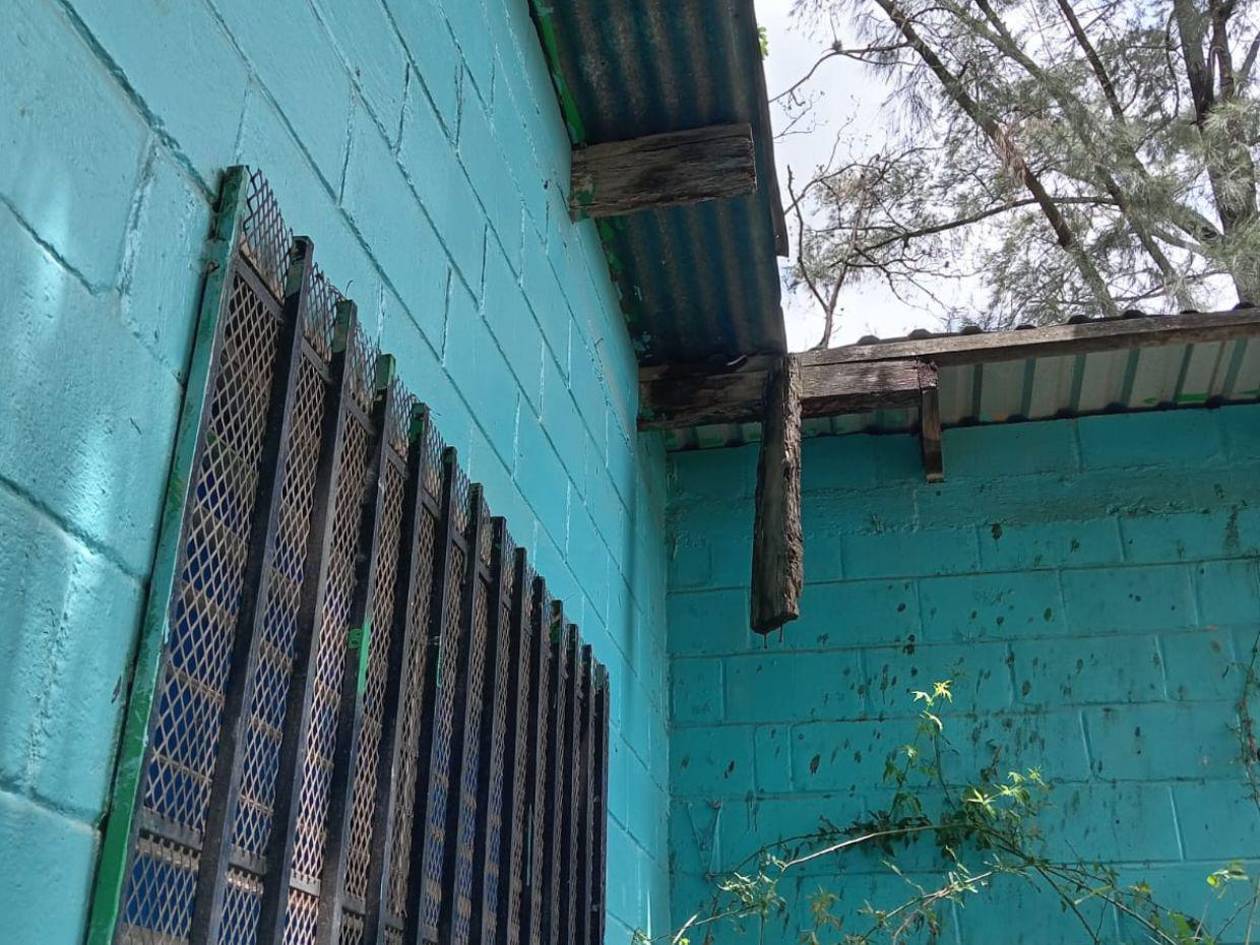 Maestros y padres de familia exigen reparar kínder en mal estado en Villa Nueva