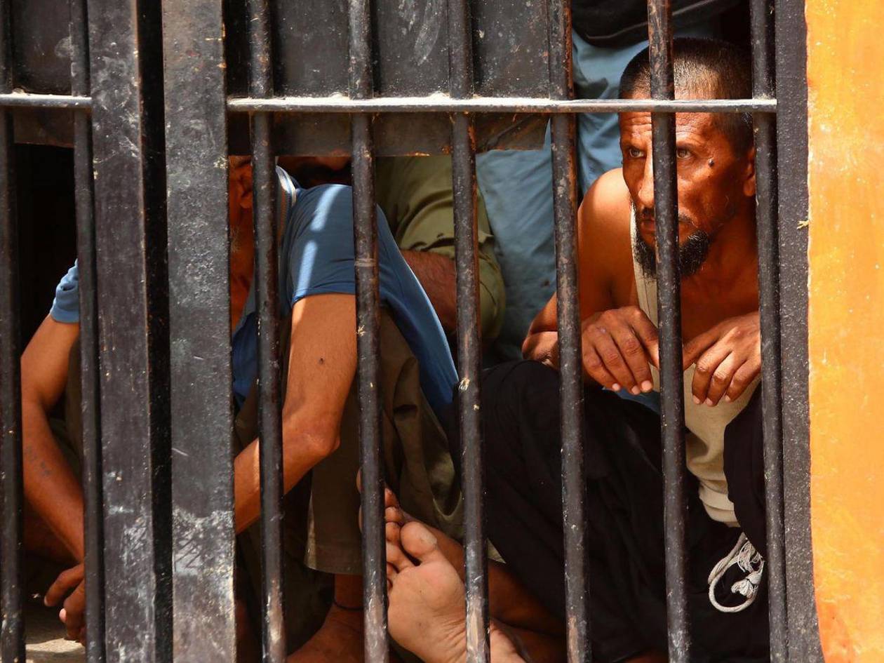 Caos en cárcel de Pakistán: 213 presos se fugan tras derrumbe causado por sismos