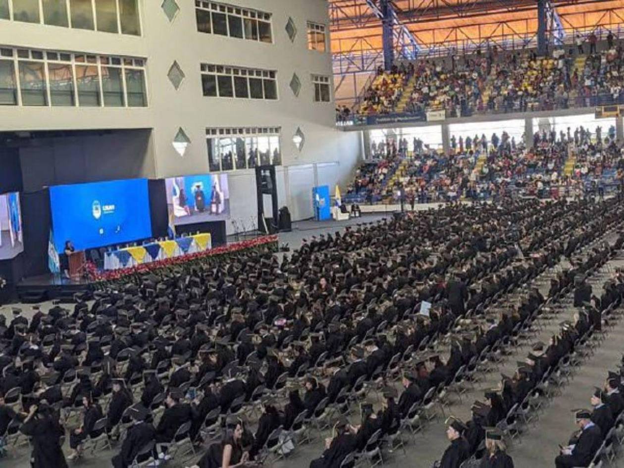 La UNAH gradúa a 894 nuevos profesionales en emotiva ceremonia