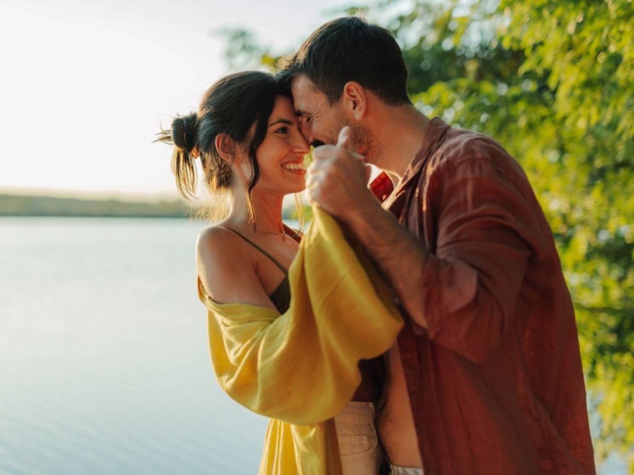 Psicología de la felicidad: Los 5 hábitos diarios y modestos que sostienen las relaciones más fuertes