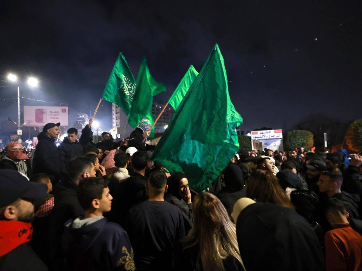 3 rehenes israelíes y 90 presos palestinos, libres en primer día de alto el fuego en Gaza